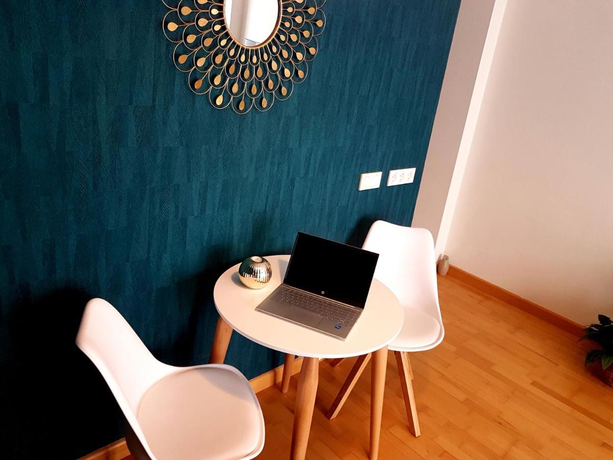A Space That Feels Like With Private Parking Apartment *